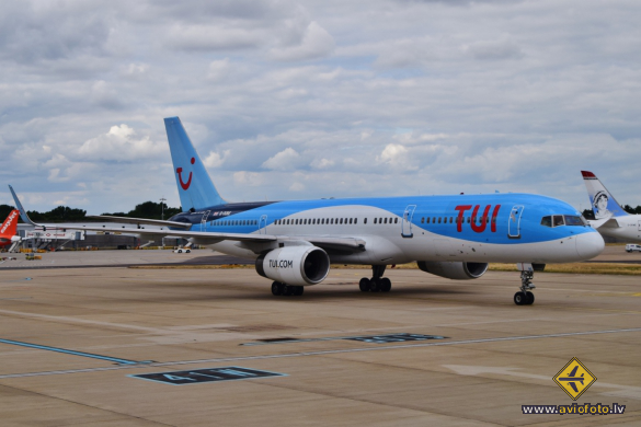 Boeing 757-28A